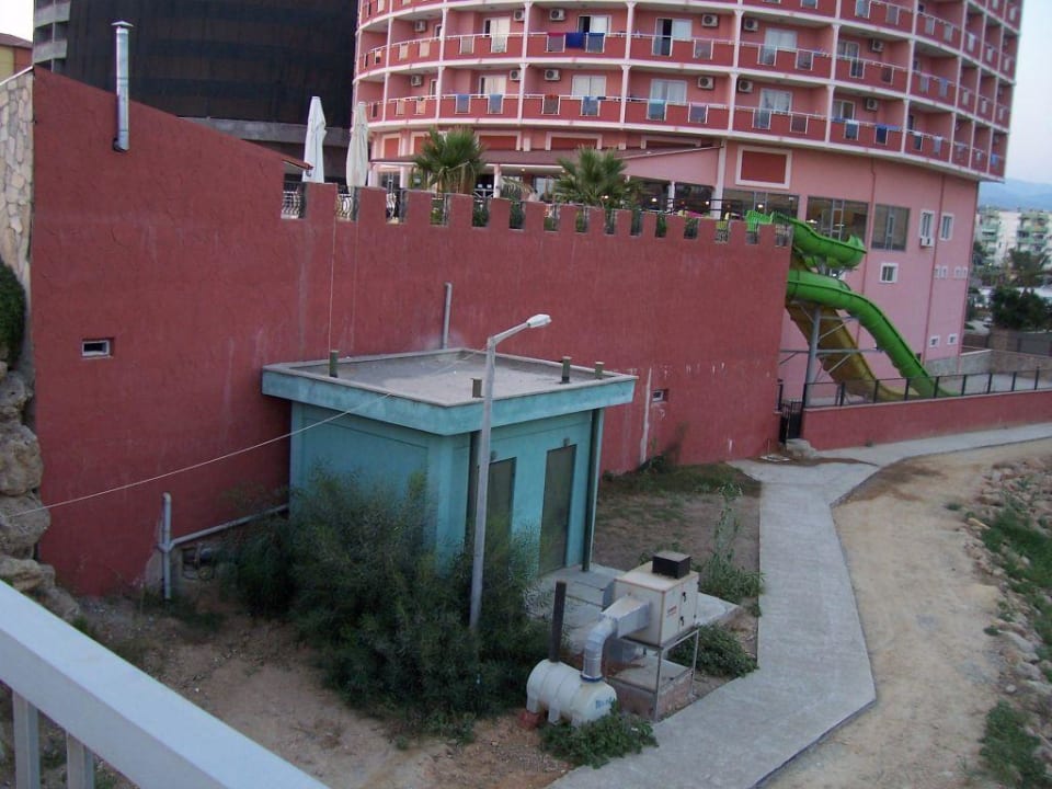 Kläranlage unterhalb der Poollandschaft My Home Sky Hotel