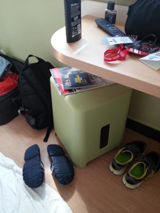 Kleiner Tisch mit Hocker ibis budget Hotel Hounslow