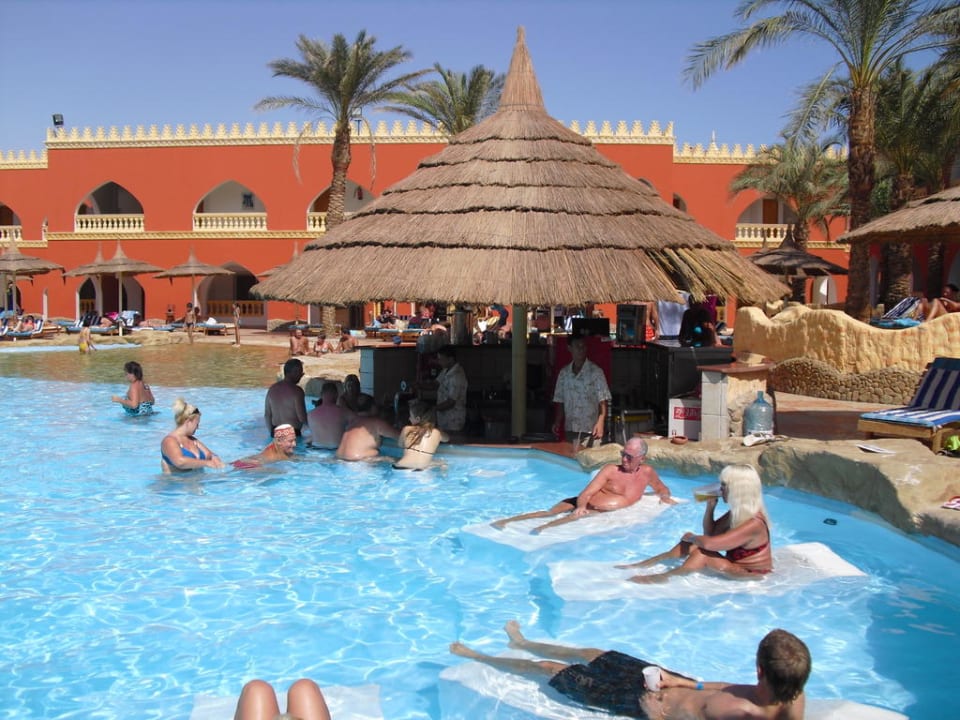 Aktiverpool mit unterwasserliegen Pickalbatros Alf Leila Wa Leila Resort - Neverland Hurghada