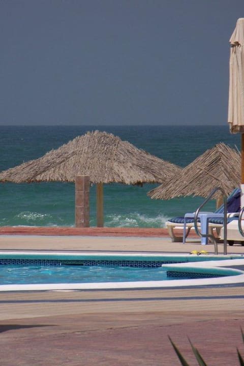 Blick vom Pool aus auf das Meer Umm Al Quwain Beach Hotel