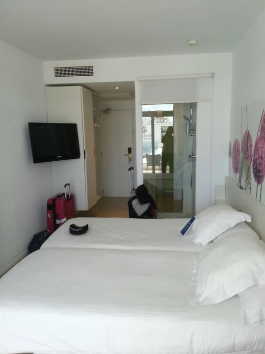 Blick Balkon Richtung Tür/Bad Iberostar Waves Bahia de Palma