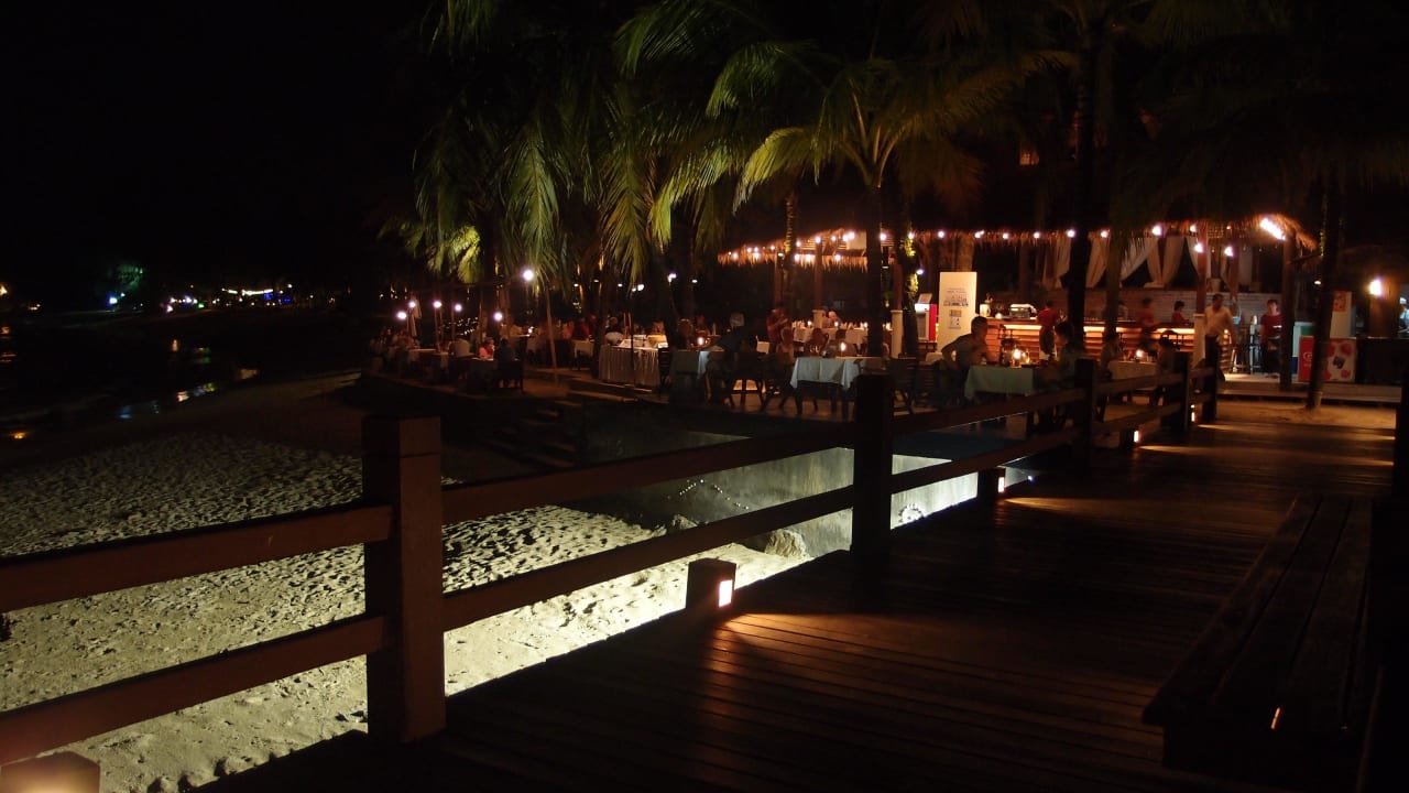 Strandrestaurant bei Nacht Khaolak Laguna Resort