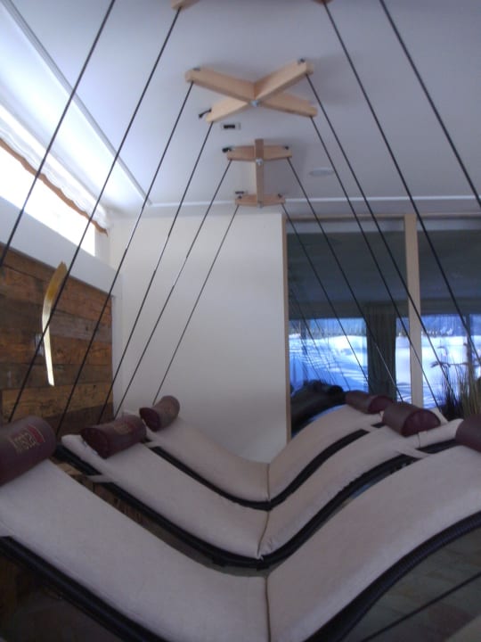 Ruheraum mit Schwebeliegen Verwöhnhotel Kristall