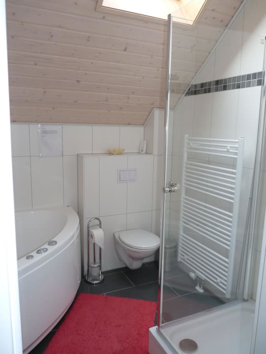 Bad mit Dusche und Whirlpool Ferienwohnung Sonnendeck