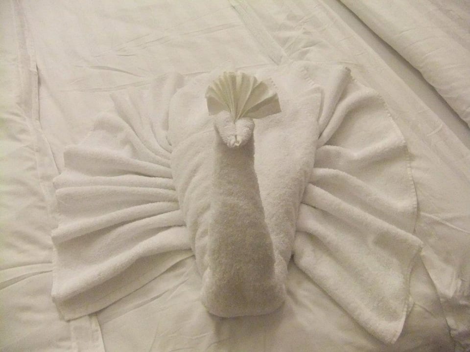 Täglich neue Dekoration auf dem Bett Three Corners Happy Life Beach Resort