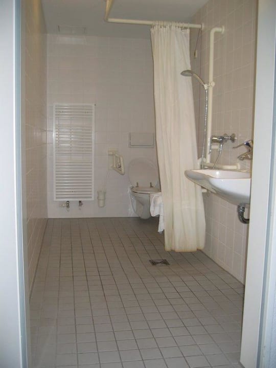Rollstuhlgerechtes Badezimmer ibis budget Berlin City Potsdamer Platz