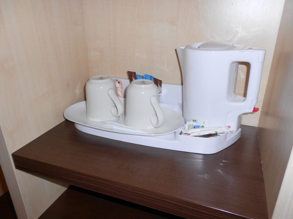 Im Zimmer gibt's Wasserkocher, Teebeutel, Kaffee Holiday Inn Express Berlin City Center