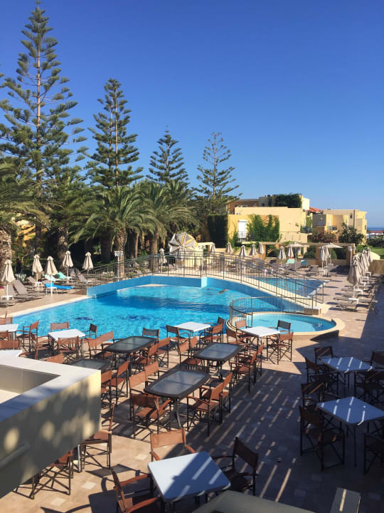 Blick auf den Pool Vantaris Luxury Beach Resort