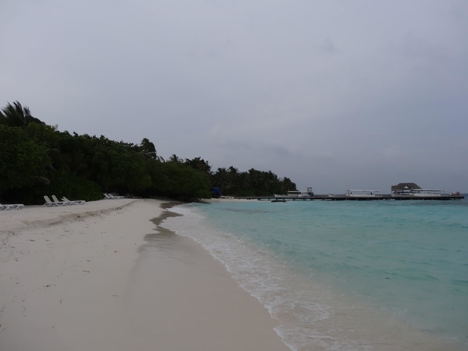 Strand nahe der Anreisezone Kuramathi Maldives