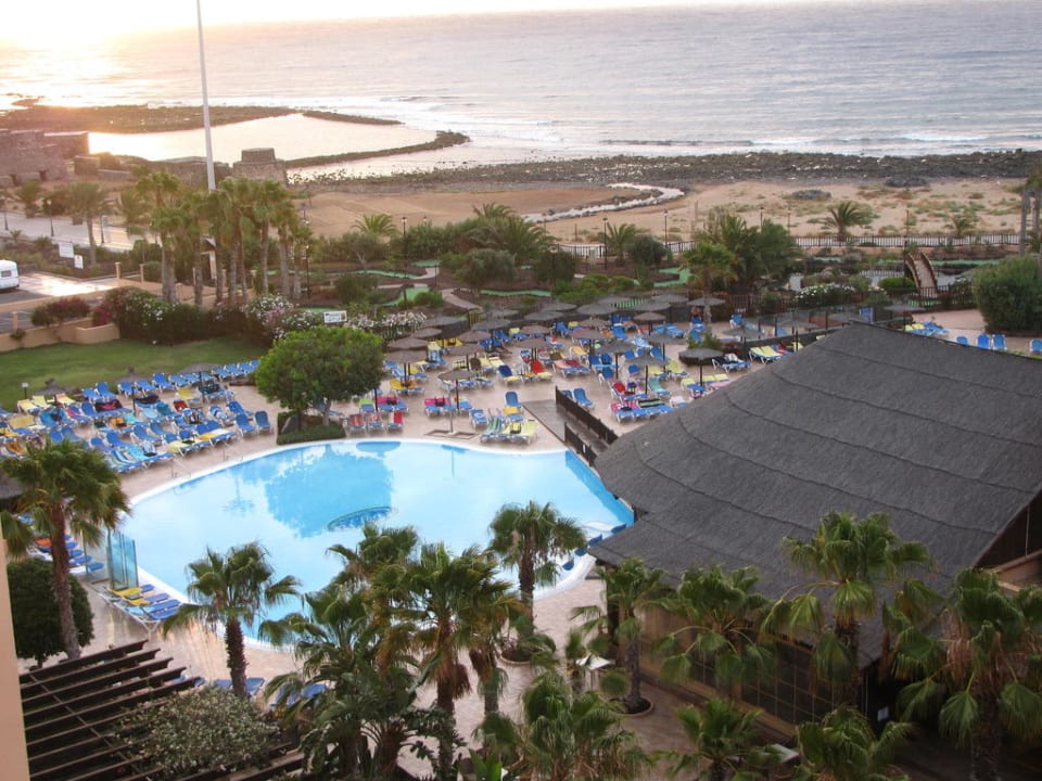 Blick vom Balkon zum Pool und Meer Elba Sara Beach & Golf Resort