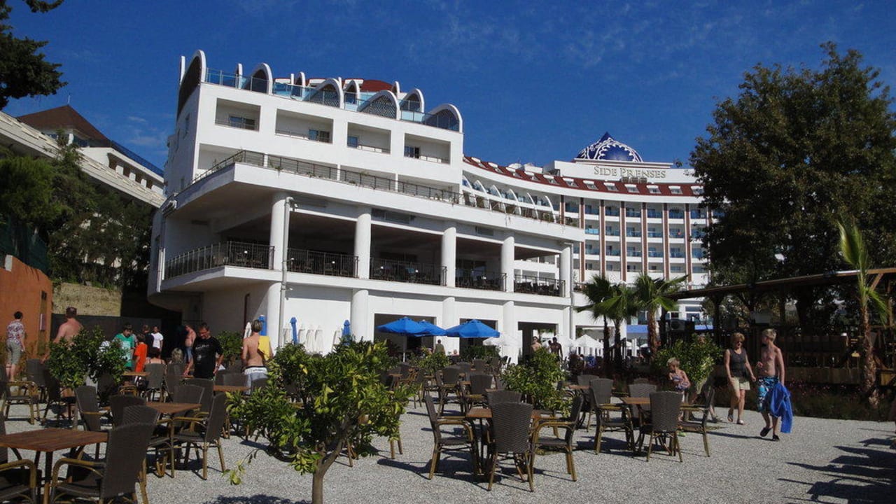 Außenterrasse mit Blick zum Hotel Side Prenses Resort & Spa