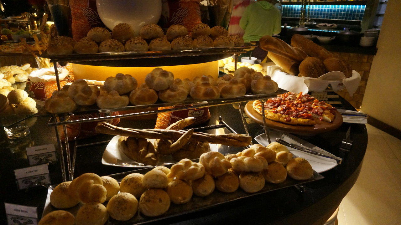 Das Buffet Centara Ras Fushi Resort & Spa Maldives