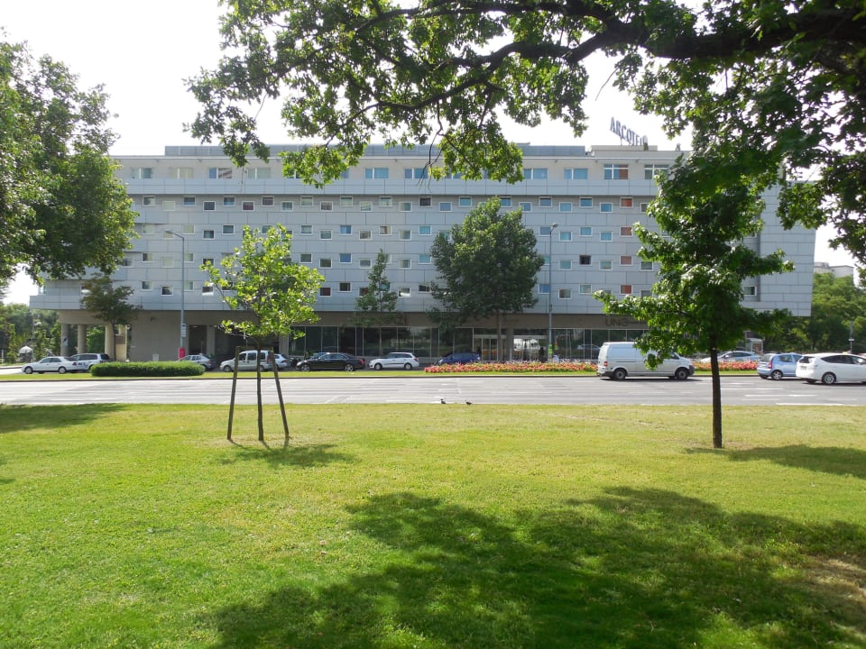 Hotel-Vorderseite von der U-Bahnstation aus ARCOTEL Kaiserwasser Wien