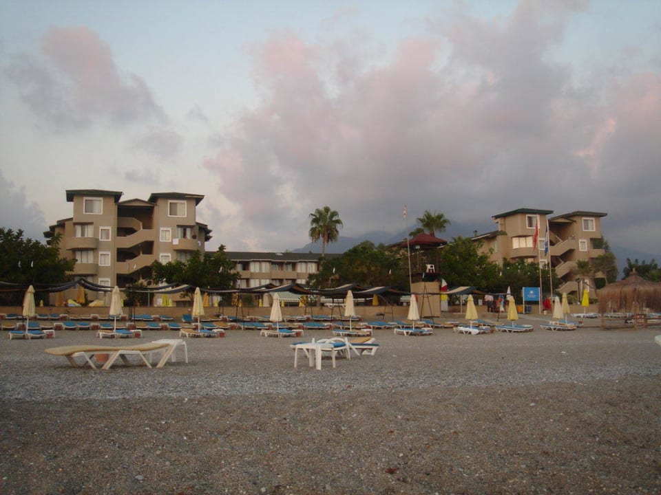 Blick vom Strand auf das Hotel Senza Sunset Beach Hotel