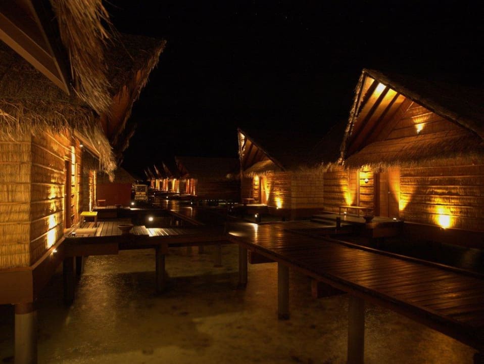 Wasserbungalows bei Nacht Adaaran Select Hudhuran Fushi - Premium All Inclusive