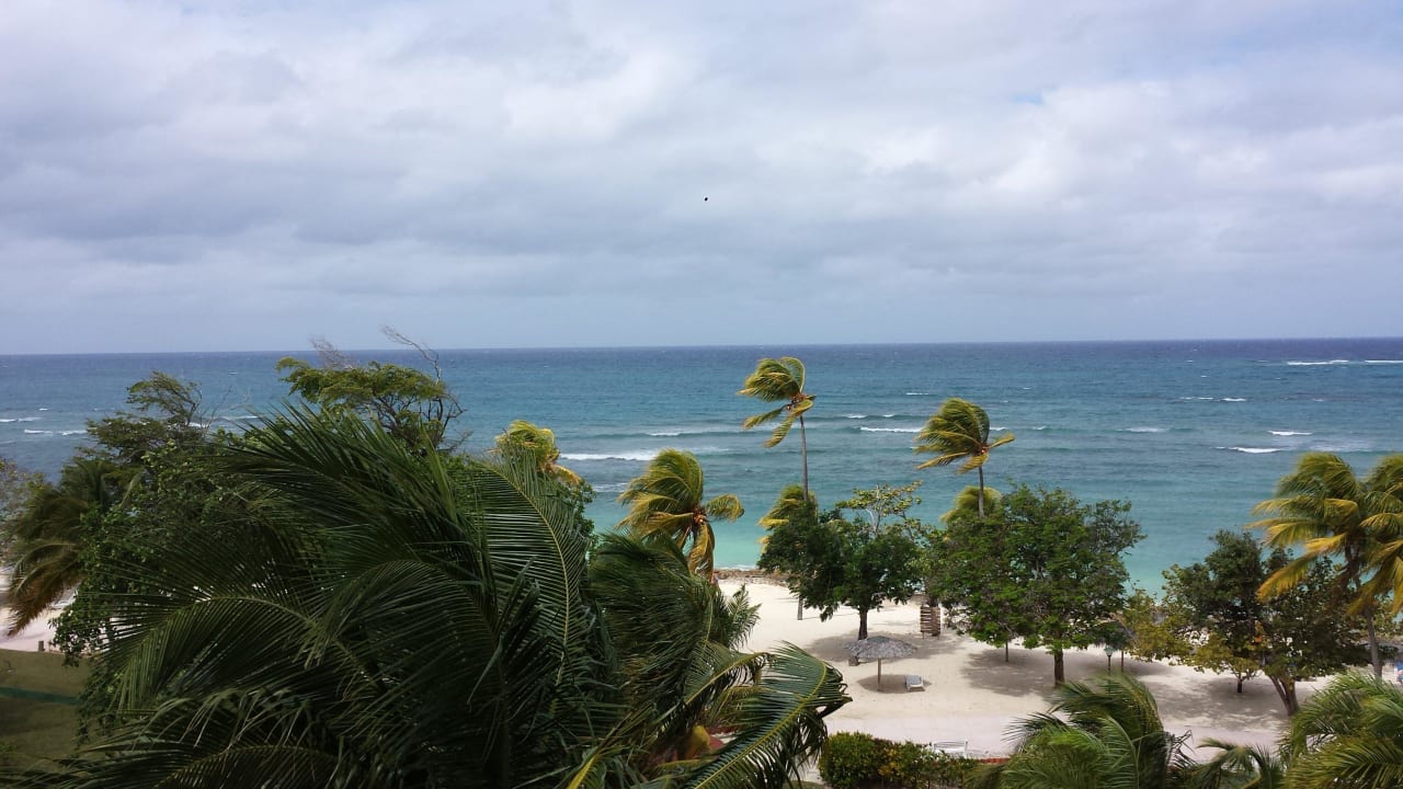 Strand vom Haupthaus aus Brisas Guardalavaca Hotel & Villas