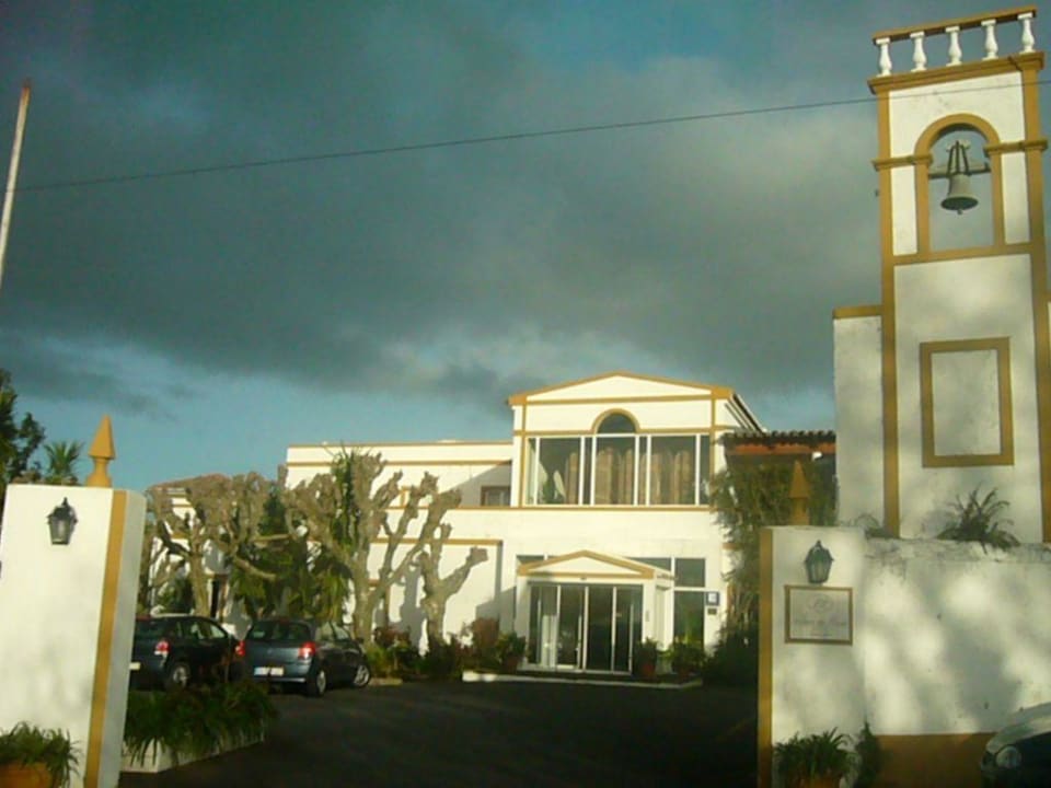 Hotel von der Straße aus gesehen Hotel Estalagem Senhora da Rosa