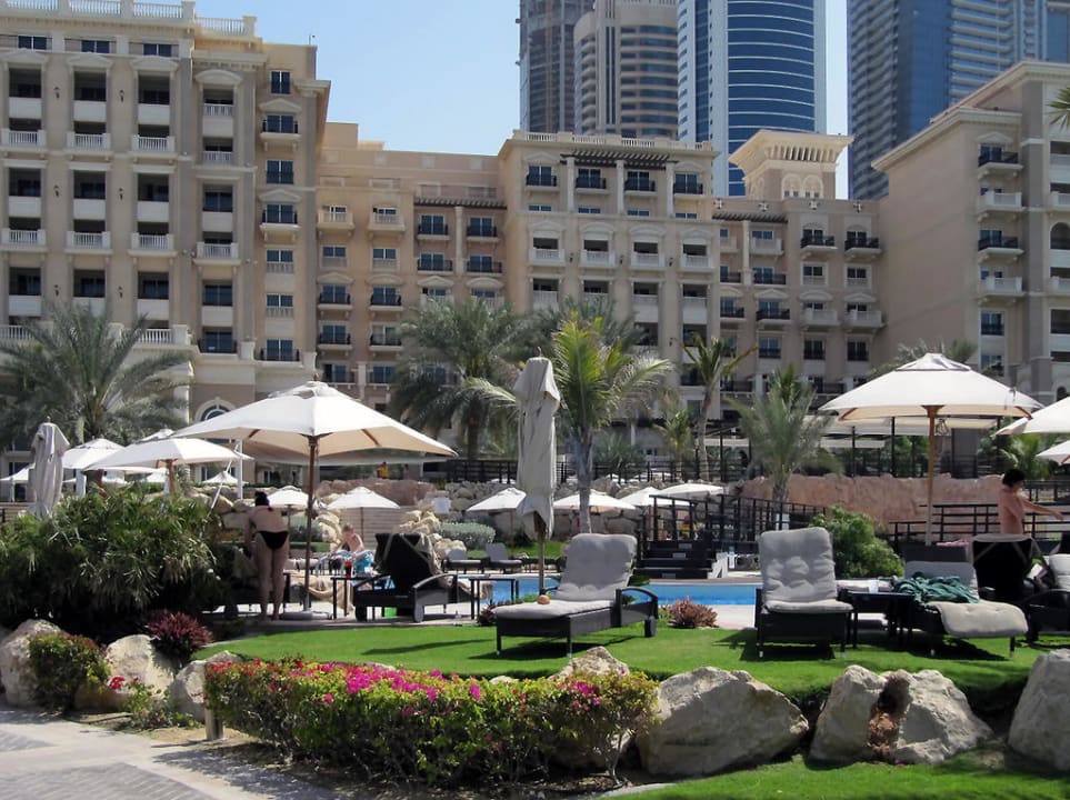 Viele Skyscraper im Nacken The Westin Dubai Mina Seyahi Beach Resort & Marina
