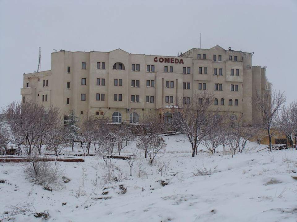 Aussenansicht im Schnee Hotel Gomeda