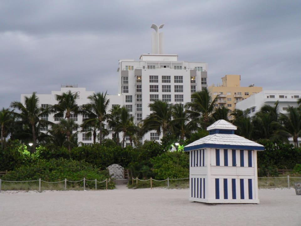 Hotelansicht vom Strand aus The Palms Hotel & Spa