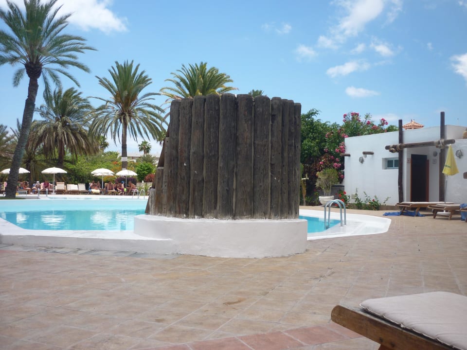 Im Hintergrund die neuen Sonnenschirme HL Miraflor Suites Hotel