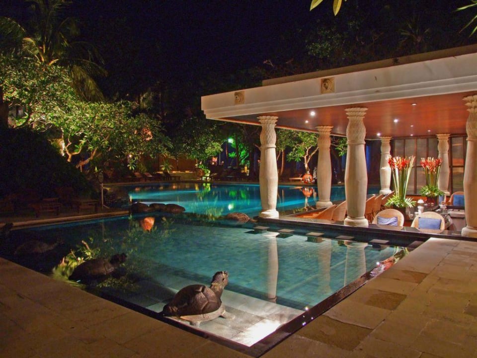 Pool im Puri Santrian bei Nacht Puri Santrian