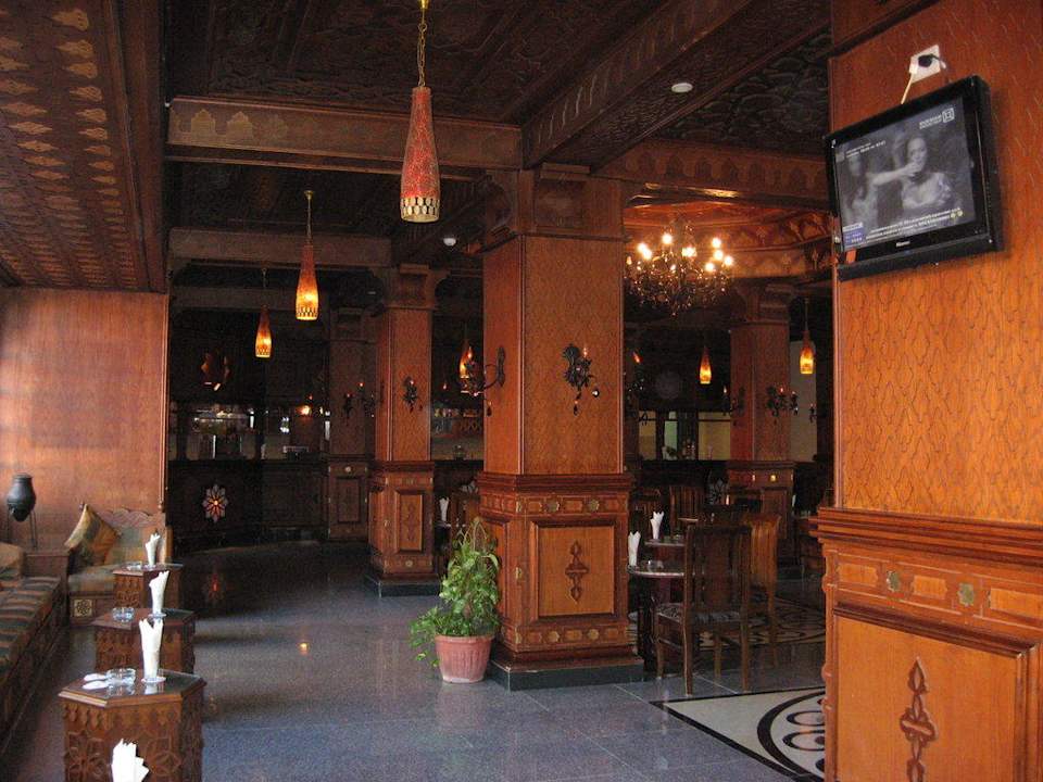 Алкогольный бар на рецепции Pickalbatros Alf Leila Wa Leila Resort - Neverland Hurghada