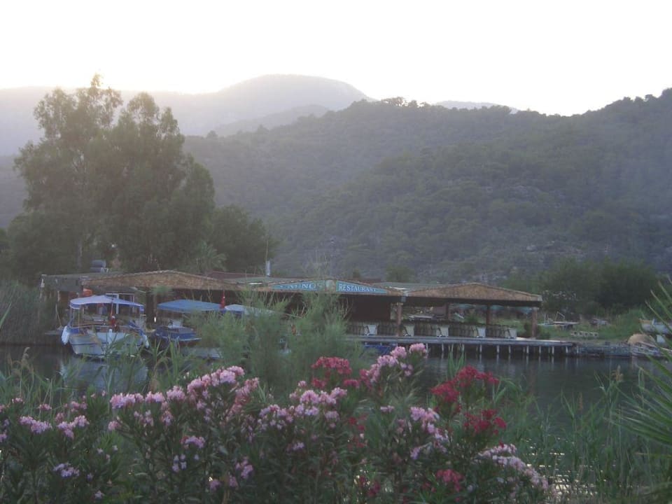 Gegenüber dem Hotel Dalyan Resort