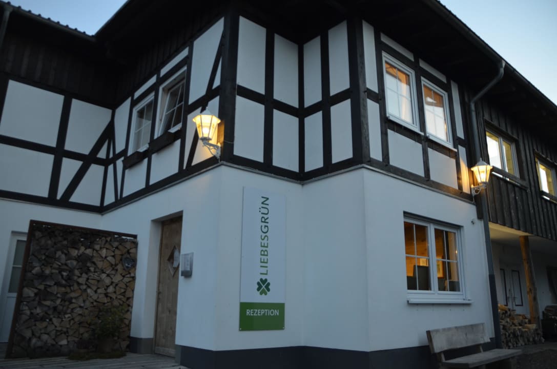 Rezeption und oben das Restaurant Bergdorf LiebesGrün