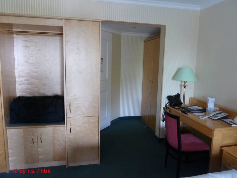 Schrank, Schreibtisch in der Suite meiner Mutter Hotel Kaiserhof Heringsdorf
