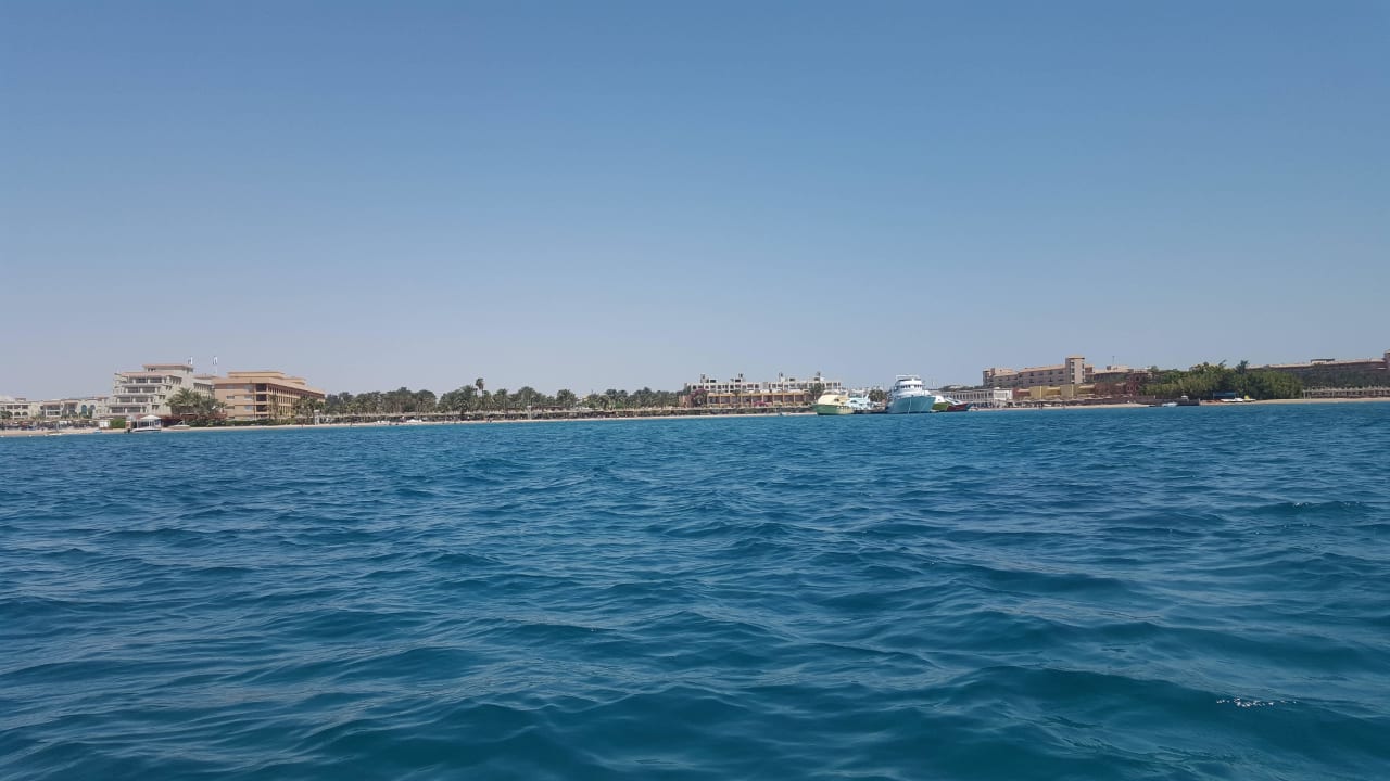 Rote Meer mit Blick zum Hotel Giftun Azur Resort