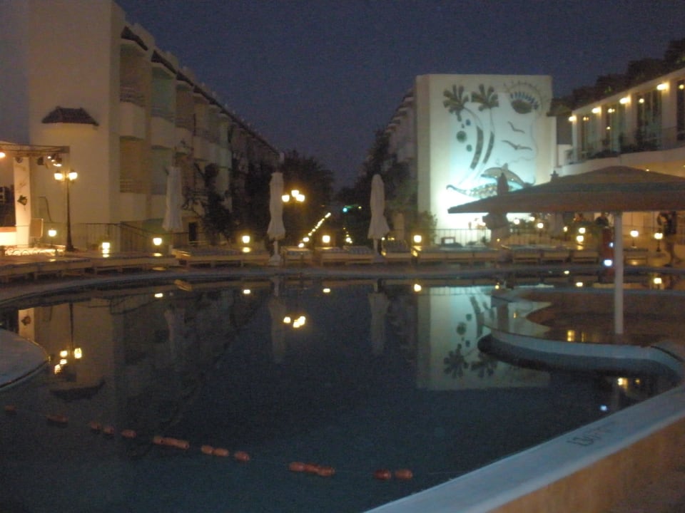 Basen nocą Minamark Beach Resort & Spa