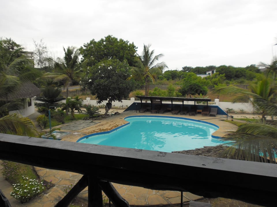 Ausicht zum Pool Hotel Diani Palm Resort