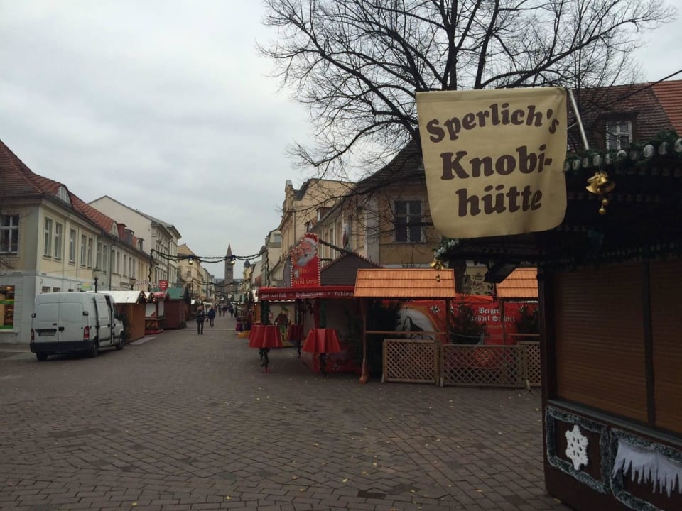 Weihnachtsmarkt und Fussgängerzone vor dem Hotel Hotel Brandenburger Tor Potsdam