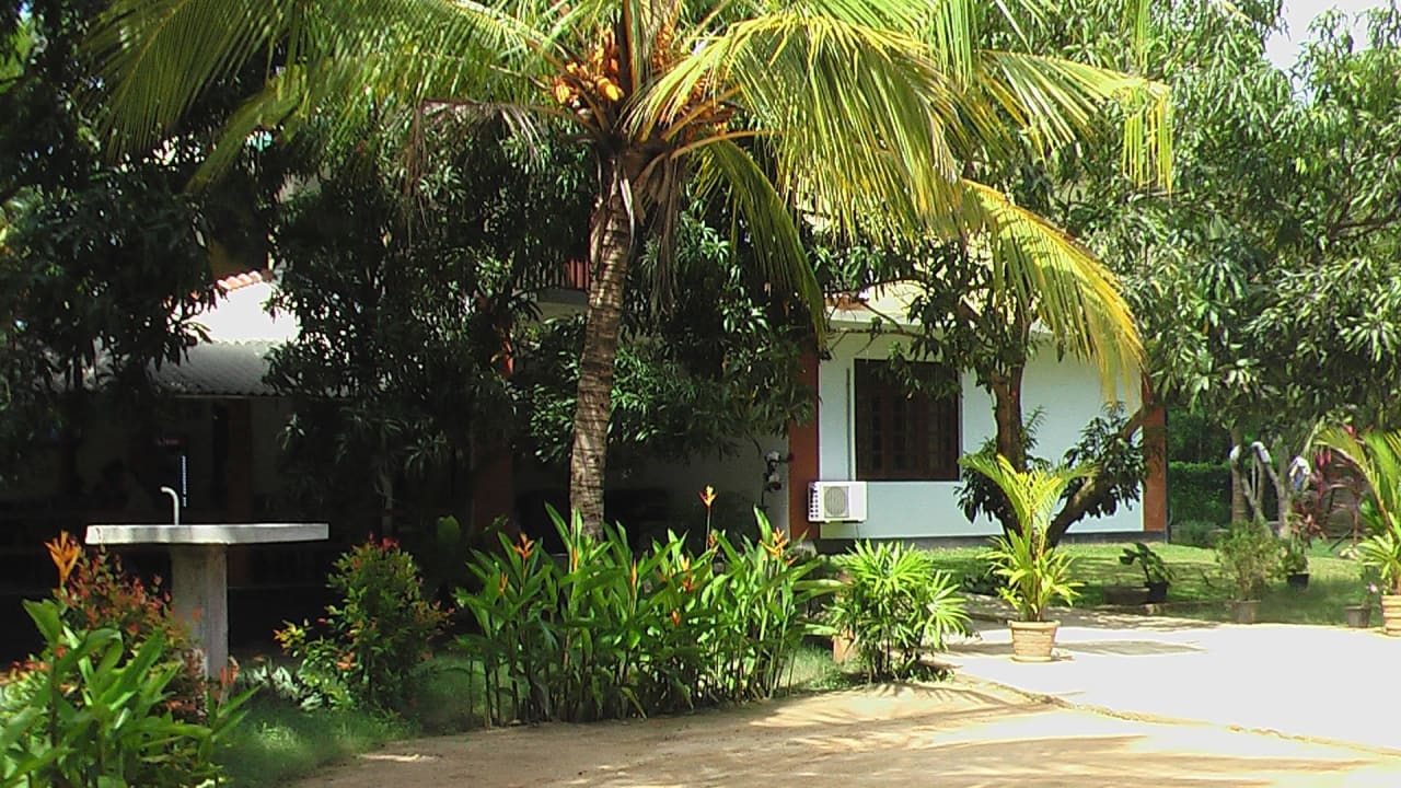 Zum Restaurant The Coconut Gardens Hotel