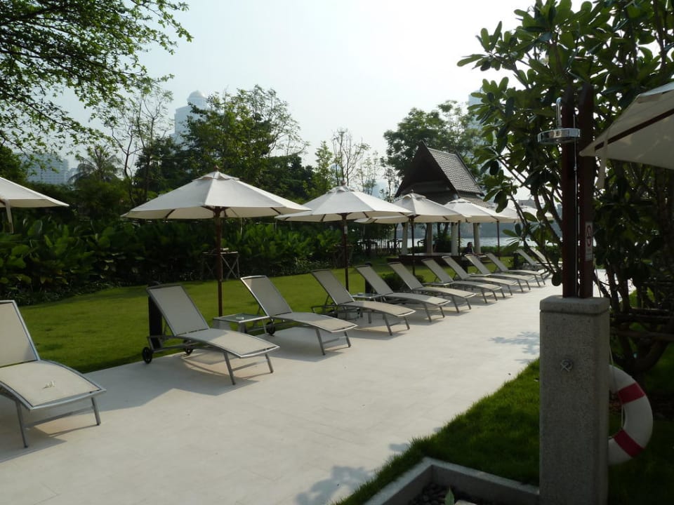 Liegen mit Sonnenschirmen ibis Hotel Bangkok Riverside