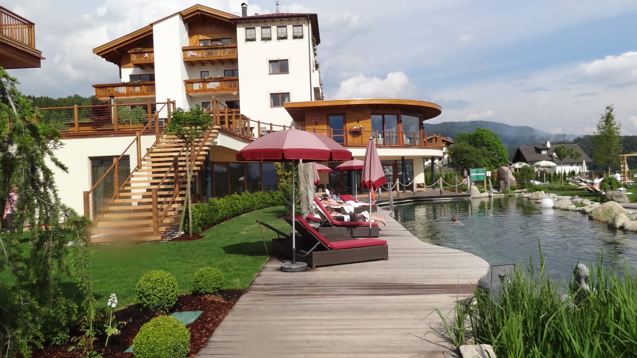 Sicht vom Naturteich zum Hotelteil Hotel Chalet Mirabell