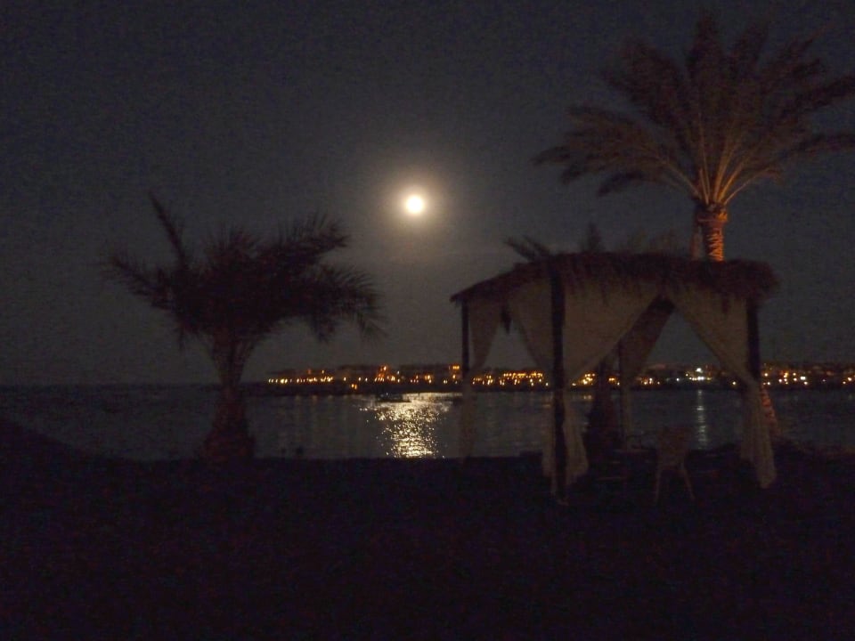 Blick über die Coraya-Bucht bei Vollmond Jaz Solaya