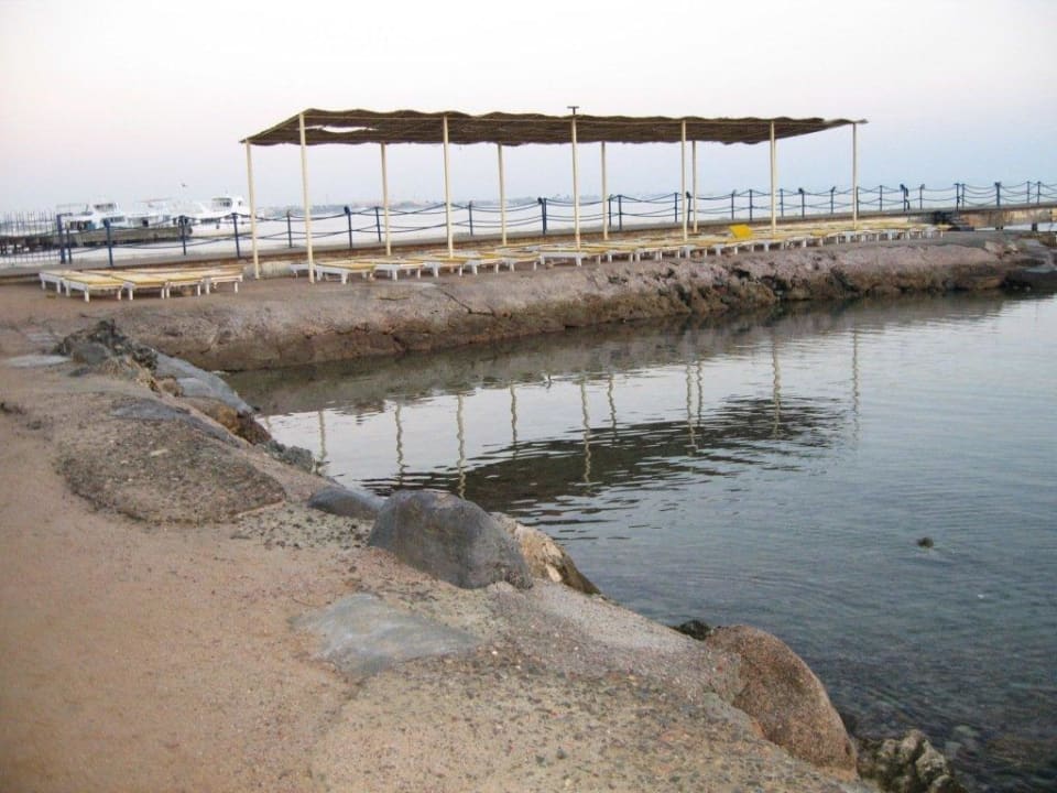 Пляж возле пирса Desert Rose