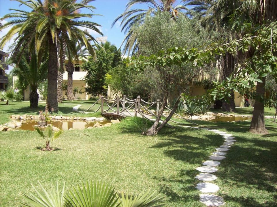Schöne Gartenanlage Hotel Paradis Palace