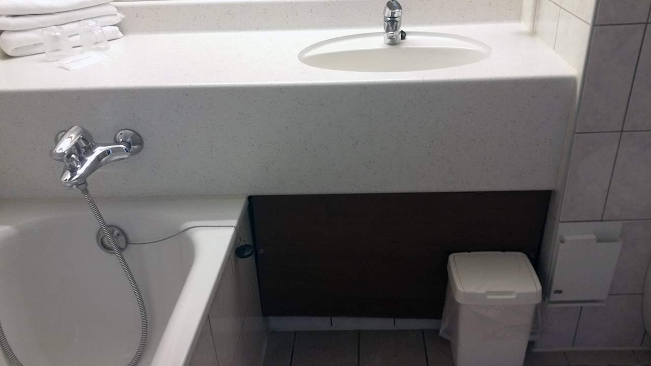 Waschbecken mit ominösem Brett-was ist dahinter ? Hotel Tulip Inn Leiderdorp