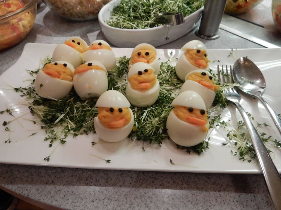 Lustige Ostereier am Salat-Büffet Hotel Steiger