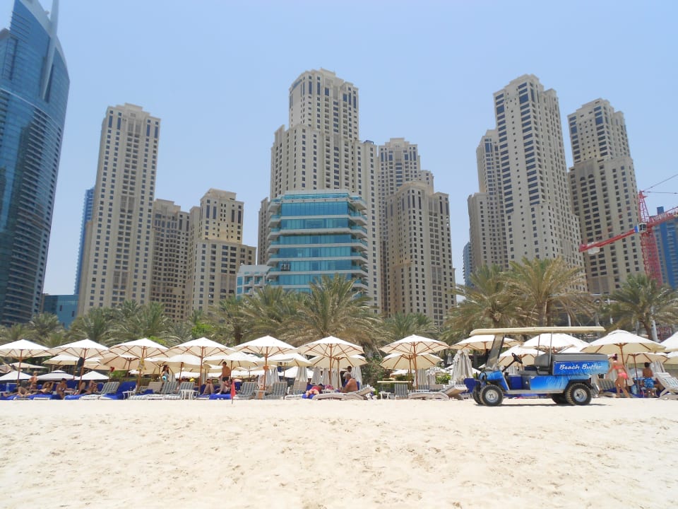 Blick zum Hotel vom Strand aus Hilton Dubai Jumeirah