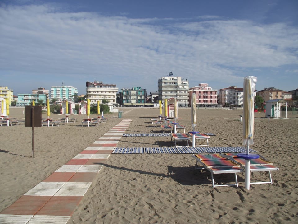 Weg zum Strand Hotel Riviera