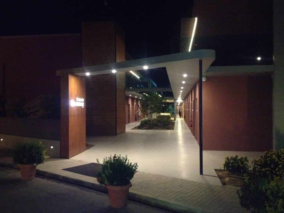 Eingang Harmony abends Harmony Boutique Resort