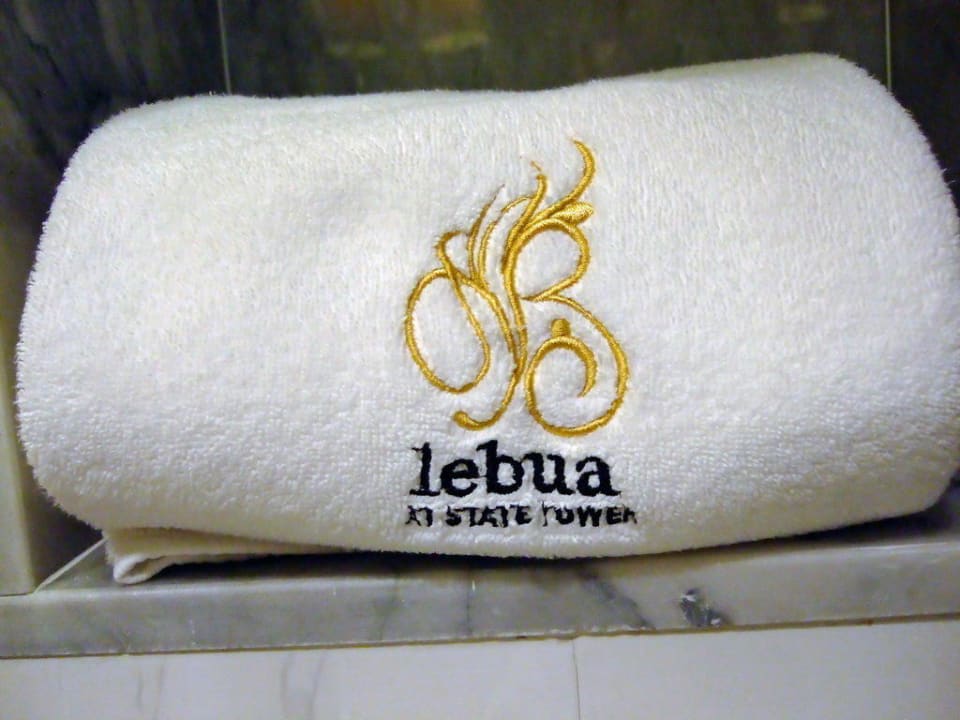 Edel bestickte Handtücher im Bad Hotel Lebua At State Tower