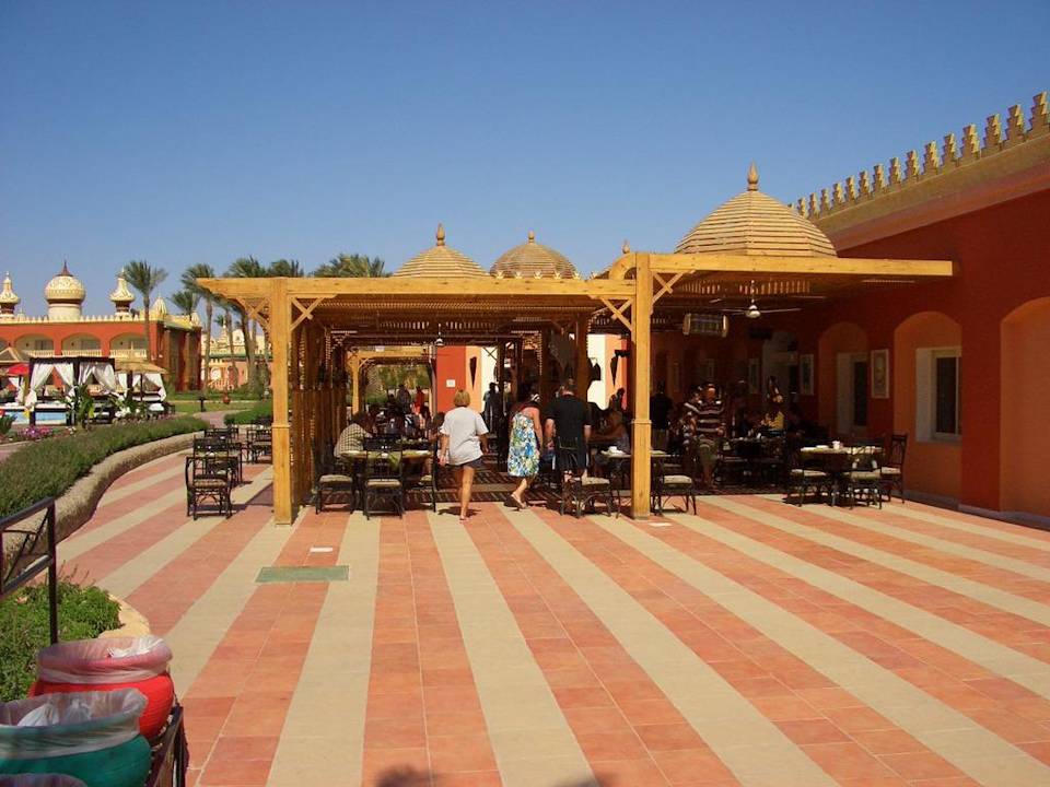 Vor dem Restaurant Pickalbatros Alf Leila Wa Leila Resort - Neverland Hurghada