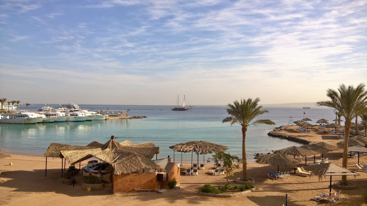 Ausblick vom Zimmer auf Strand und Beachbar Regina Resort and Aqua Park Hurghada