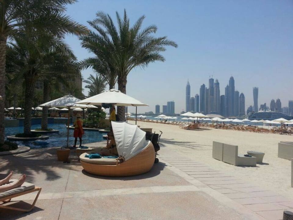 Pool mit Aussicht auf Dubai  Fairmont The Palm