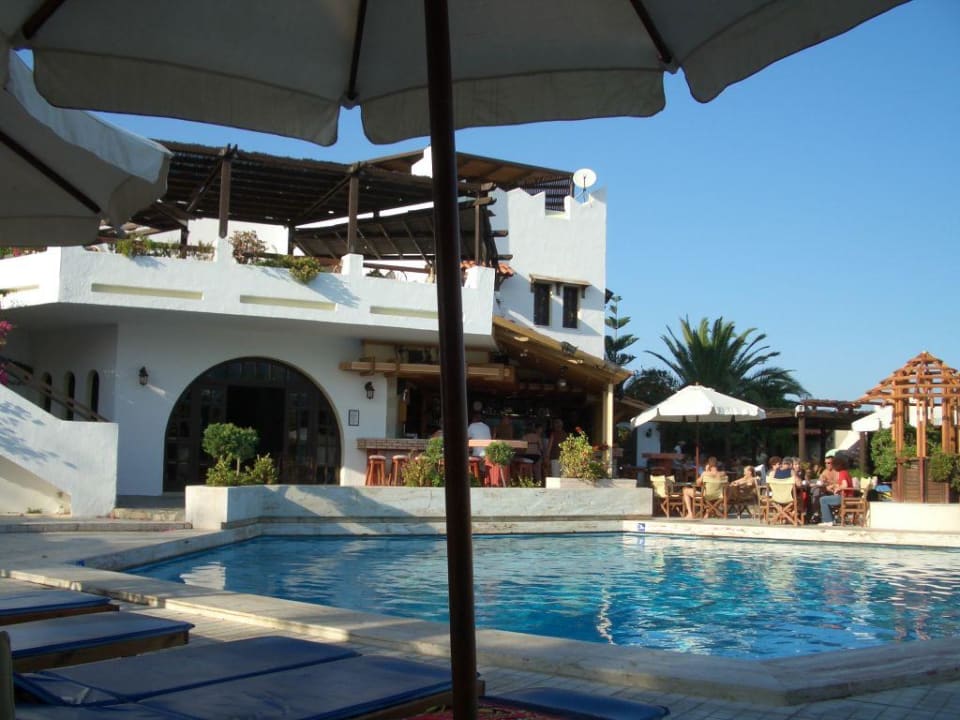 Hotelpool und Haupthaus Gaia Garden Hotel